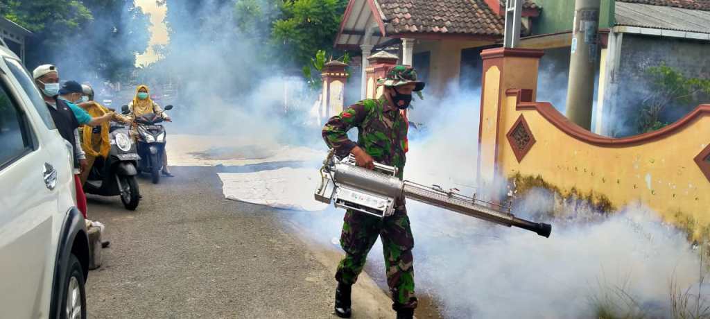 Basmi Nyamuk DBD, Babinsa Koramil Dlanggu dan Kutorejo Bersama UPT Puskesmas Lakukan&nbsp;Fogging