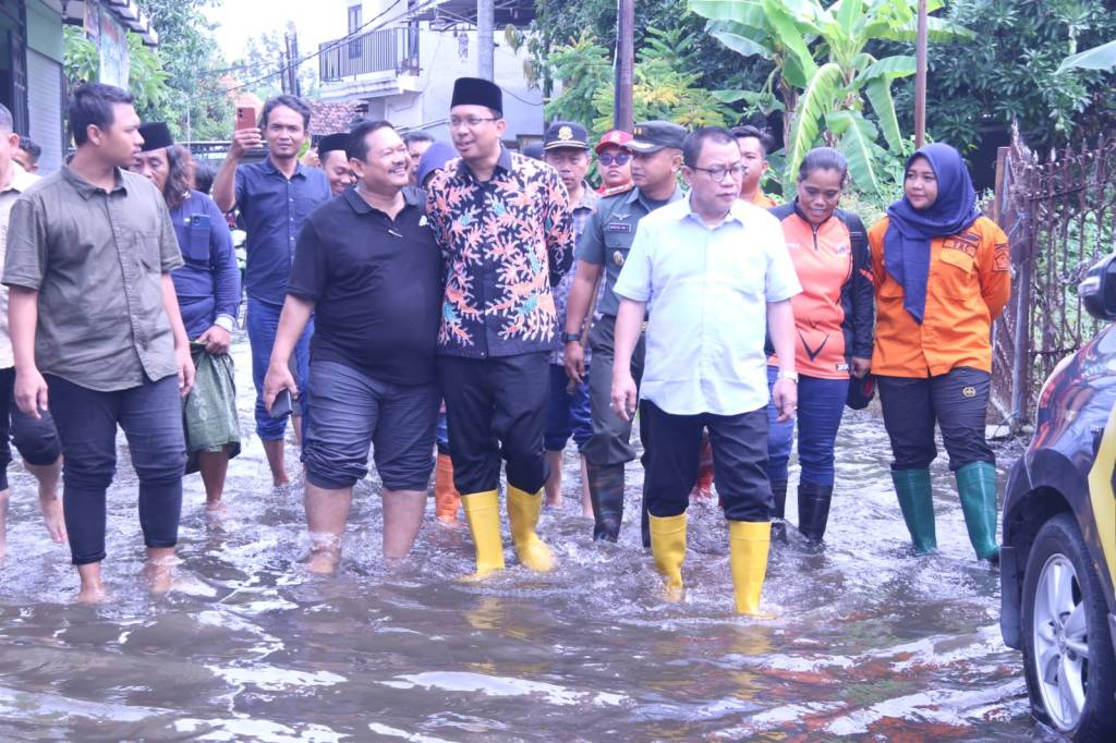 H+2 Lebaran, Gus Muhdlor Berikan Bantuan 5Kg Beras Untuk 700 Warga Terdampak&nbsp;Banjir