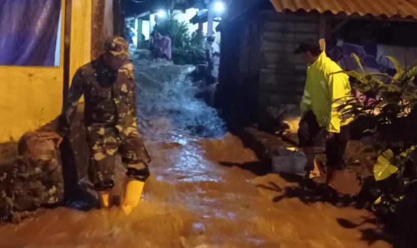 Tanggul Irigasi Jebol, Babinsa Pacet Reaksi Cepat Turun Ke&nbsp;Lokasi