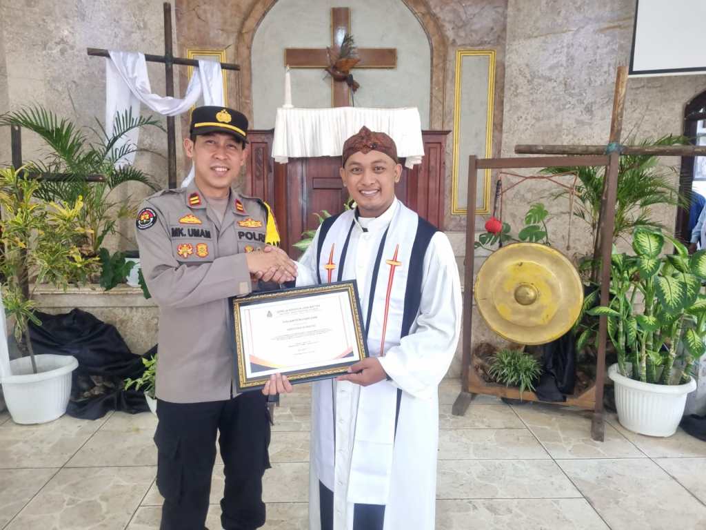 Berikan Rasa Aman Dan Nyaman, Kapolsek Dlanggu Terima Penghargaan Dari Gereja&nbsp;GKJW