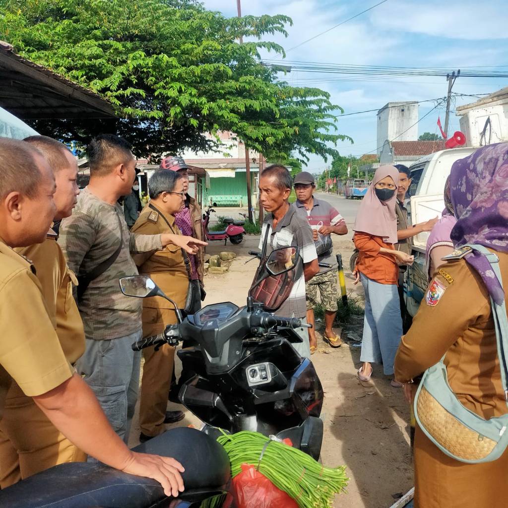 PJ Bupati Tubaba Diharapkan Warga Bisa mengatasi Pedagang Nakal Jualan Di pinggir jalan pasar mulya&nbsp;Asri
