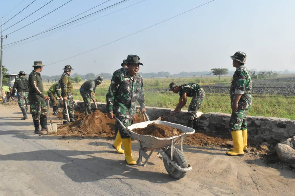 Karya Bakti Satkowil Semester I TA 2024, Kodim 0815/Mojokerto Sasar Jalan Lingkungan Desa&nbsp;Sumberjati
