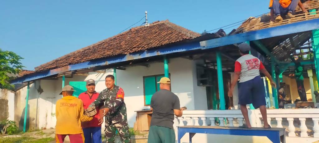 Babinsa Sumberkarang Bareng Warga Gotong Royong Renovasi Balai&nbsp;Dusun