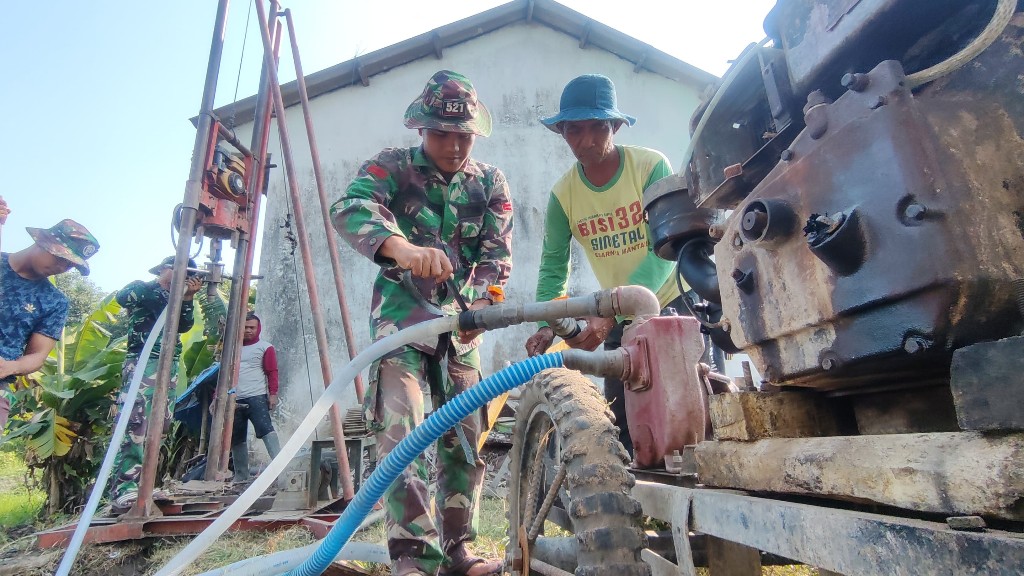Atasi Kesulitan Air, Satgas TMMD 121 Kodim 0815/Mojokerto Bangun Sumur Bor