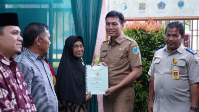 Bupati Batanghari Serahkan 58 Sertifikat, Secara Simbolis PTSL Tahun&nbsp;2023