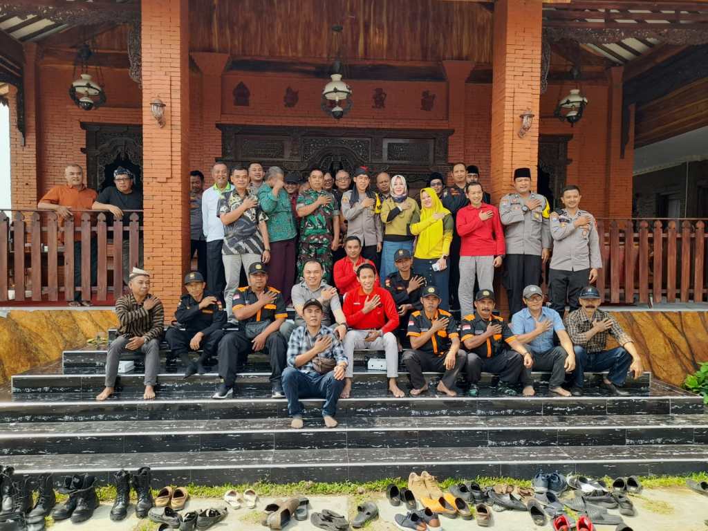 Komunikasi, Koordinasi dan Kolaborasi Polsek Dlanggu Bersama Tokoh Budaya Dalam Giat Jumat&nbsp;Curhat