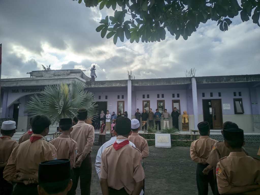 Guna memperingati HUT Kemerdekaan RI, MA Khomsani Nur dan Mts Diponegoro Adakan Upacara Gabungan di Ponpes Khomsani&nbsp;Nur