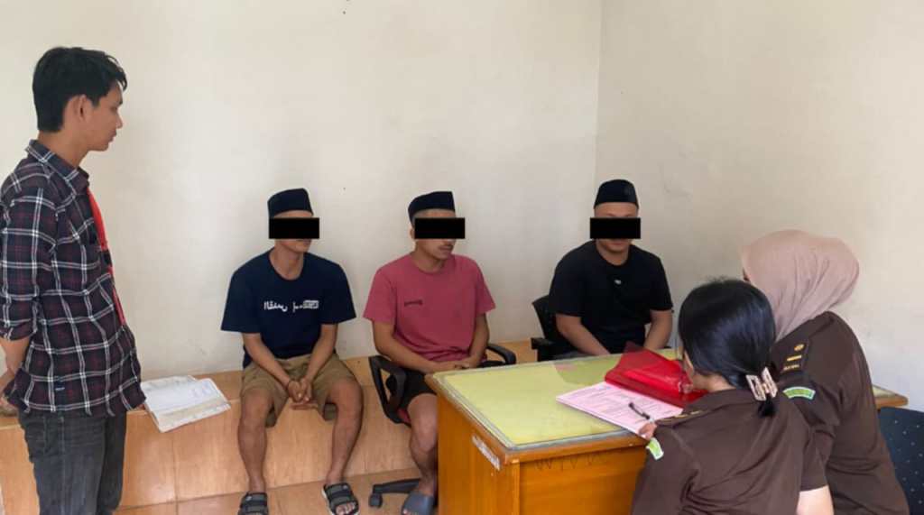 Satresnarkoba Tanggamus,Limpahkan Tiga Tersangka Beserta Barang Bukti Kejaksaan&nbsp;Negeri