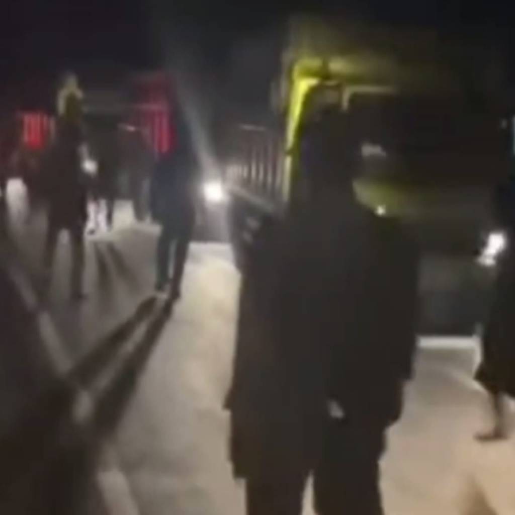 Warga Stop Angkutan Batu Bara Karena Mengganggu Aktivitas Acara Malam PHBI