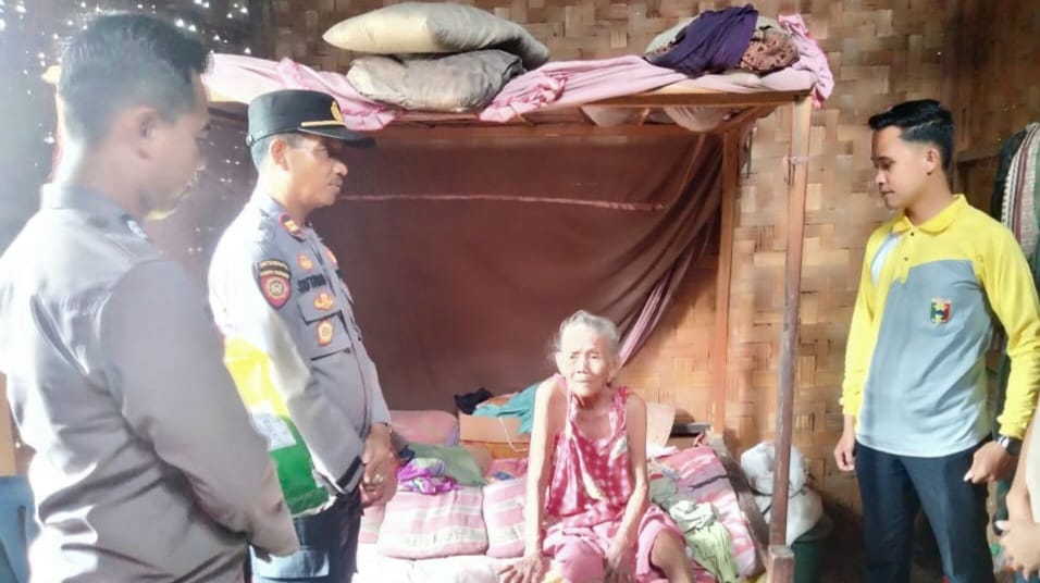 Buktikan Kepedulian,Kapolsek Semaka Sambangi Warga Lansia Di Pekon Garut Dan Berikan Bantuan&nbsp;Sosial